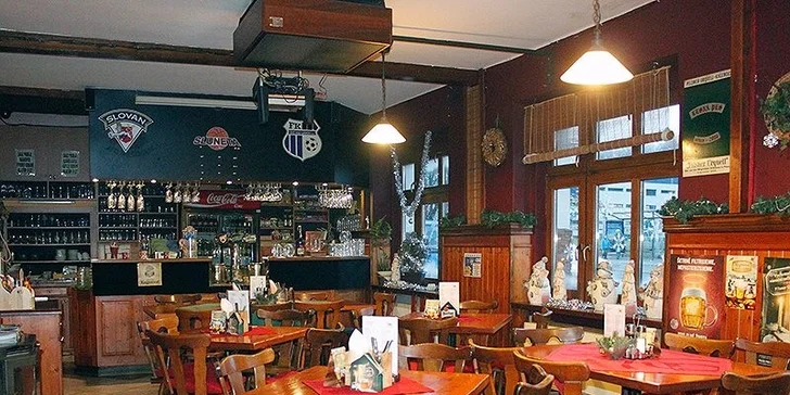Šťavnatá krkovice z grilu s chlebem, křenem i hořčicí