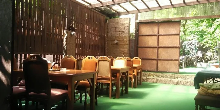 Šťavnatá krkovice z grilu s chlebem, křenem i hořčicí
