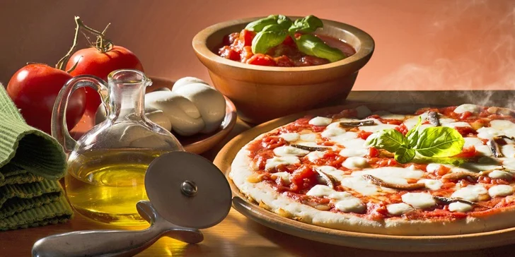 Dvě výtečné pizzy z pravé italské pece s sebou