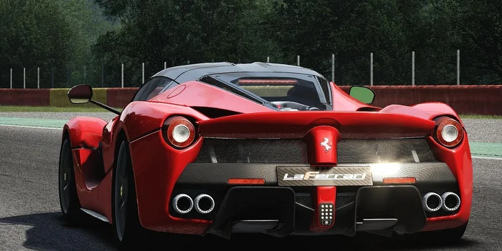 Závodní automobilový trenažér – adrenalin pro chlapy
