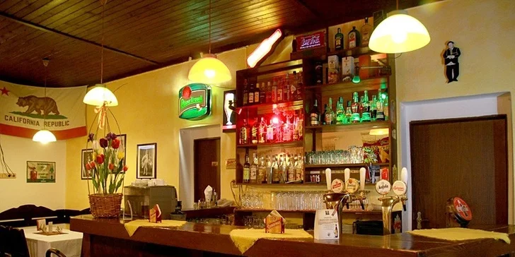 Smažený sýr s přílohou v restauraci Hollywood