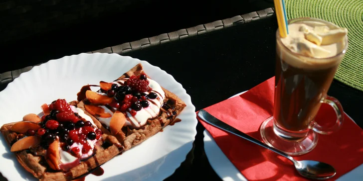 Špaldové wafle a frappé s ozdravnou houbou si kupte buď sami, nebo ve variantě pro dva.