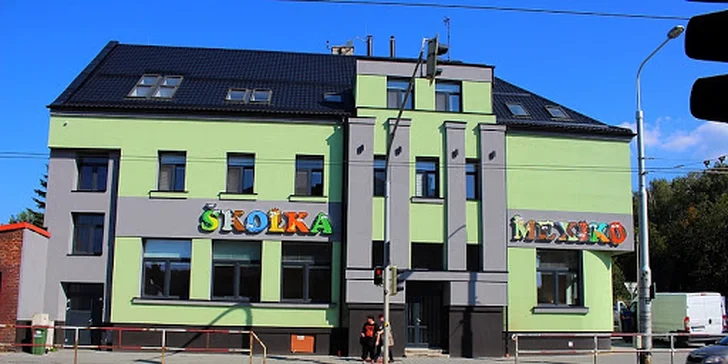 Masáže, solná jeskyně, infra sauna se nachází v suterénu budovy školky Mexiko. 