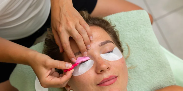 Lash lift & botox mihalníc: Vaše mihalnice budú vytočené pomocou silikónových podložiek.

