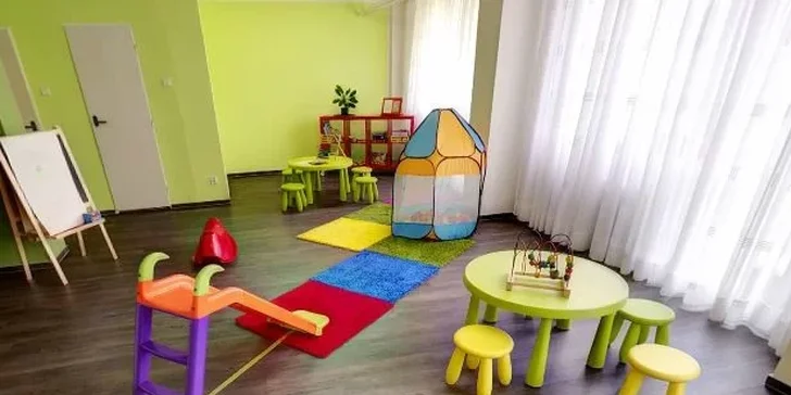 Děti potěší klub, kde si mohou hrát i malovat.
