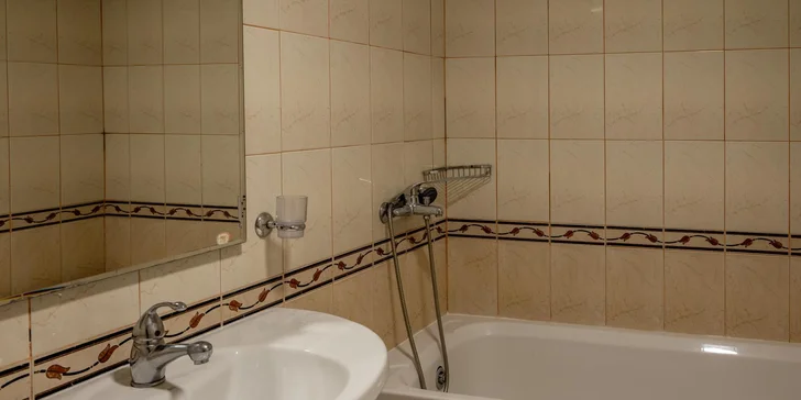  Samozřejmostí je koupelna s WC a fénem.