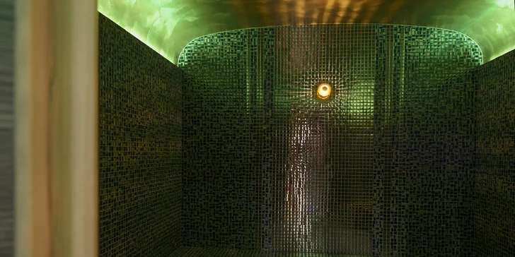Uvnitř je sauna s teplotou okolo 60 °C na způsob tureckých lázní.