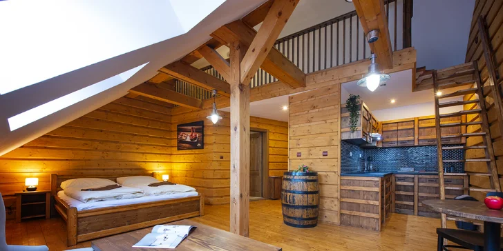 Apartmány jsou zařízeny ve venkovském stylu s převážně dřevěným nábytkem.