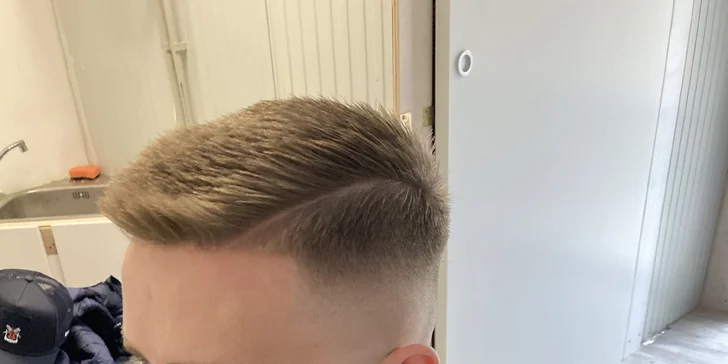 V druhé variantě se navíc přidá i úprava vousů strojkem a břitvou.