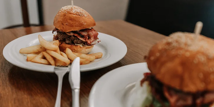 Hovězí maso do restaurace dodává biofarma Rampuše v Orlických horách. 
