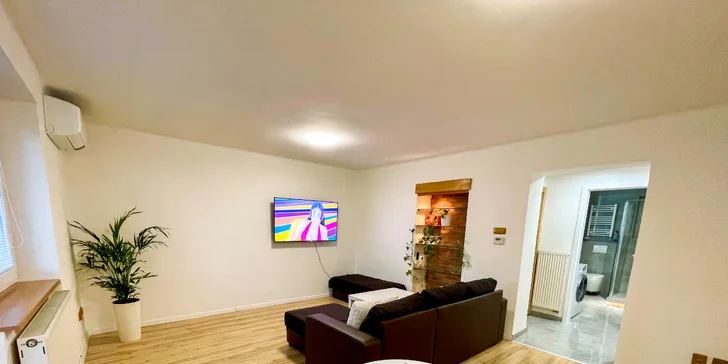 V obývacím pokoji najdete pohodlný gauč a TV.