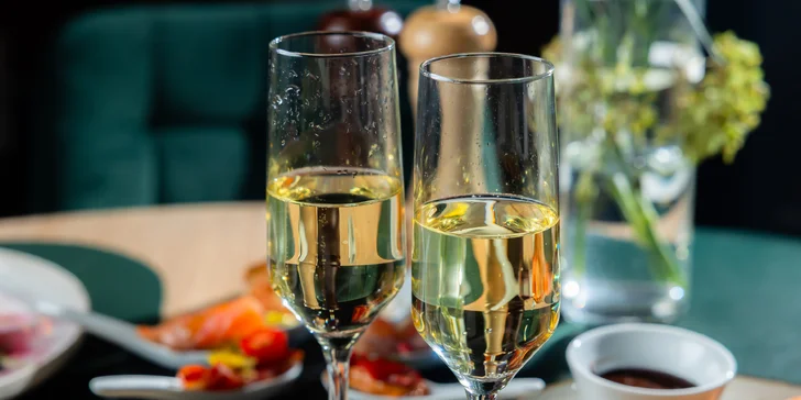 Na privítanie vás čaká pohár osviežujúceho španielskeho vína Cava.