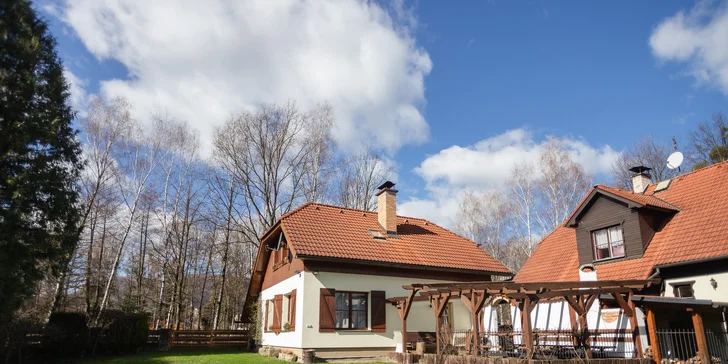 Rieka priamo za domom a beskydské kopce na dohľad? Vyrazte do Frýdlantu nad Ostravicí do zrekonštruovanej Chalúpky pri rieke.