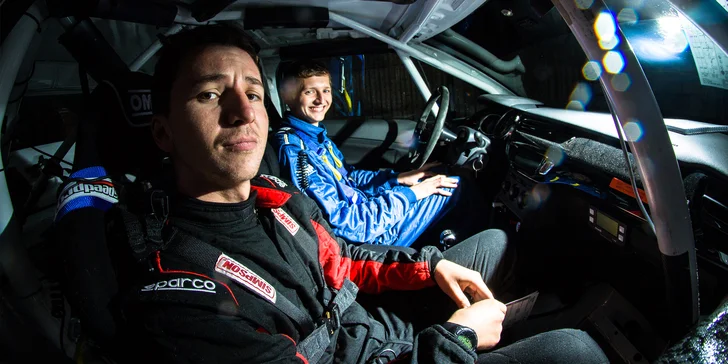 Na výběr máte hned dva nadupané stroje. Prvním je Citroen DS3 R1, pravidelný účastník MČR v rally. 