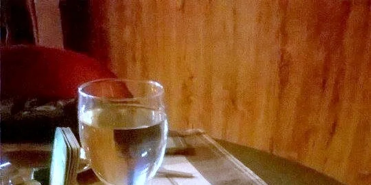 Vepřové krkovice s omáčkou, vídeňskou cibulkou a americkými bramborami.