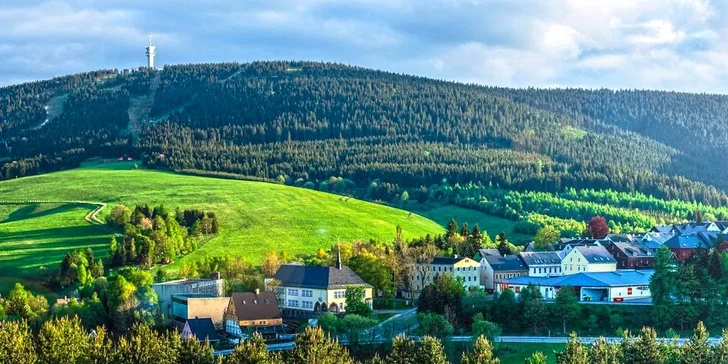 Okolí je protkáno sítí dobře značených turistických a cyklistických tras. 
