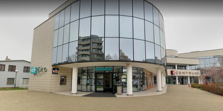 Kromě bowlingu se tu zabavíte i u šipek či kulečníku, zajít můžete také do restaurace, která je součástí Éčka.