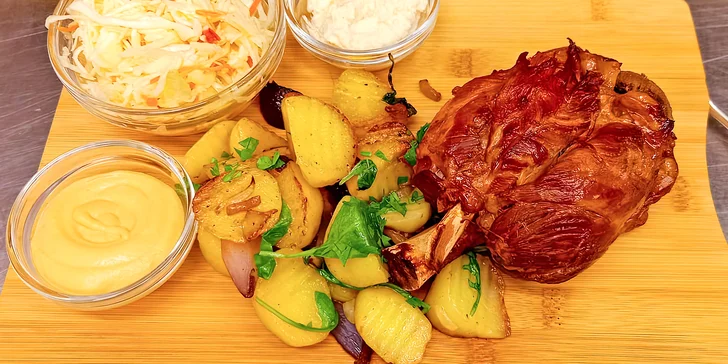 Pochutnáte si na pečeném vepřovém kolenu s přílohami.