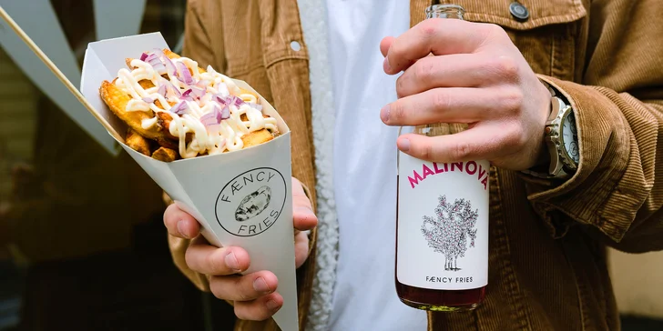 Velké hranolky s dipem i trhaným vepřovým a limonádou ve Fæncy Fries