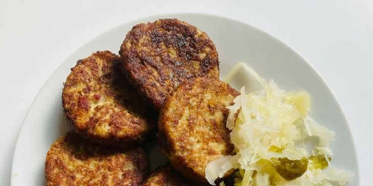 V menu se objevují např. bramboráčky, knedlíky s uzeným nebo vepřové na kmíně.