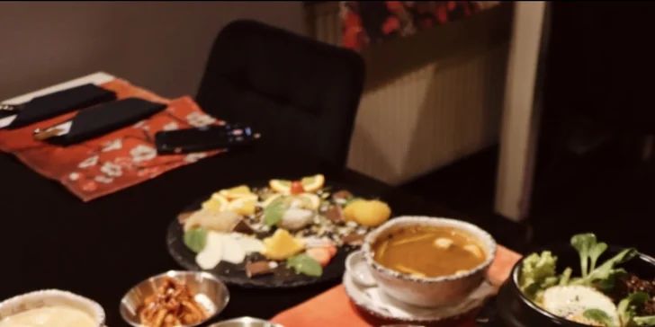 Pochutnáte si např. na gyoza knedlíčkách, miso polévce, kachně teriyaki a zmrzlině.