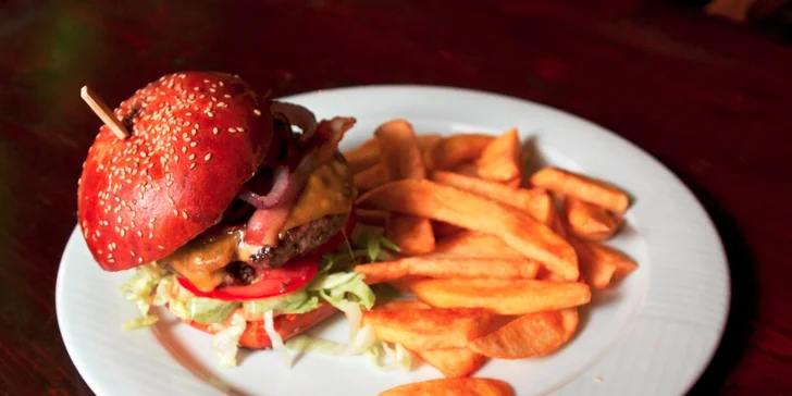 Dva hovězí burger speciály s hranolkami