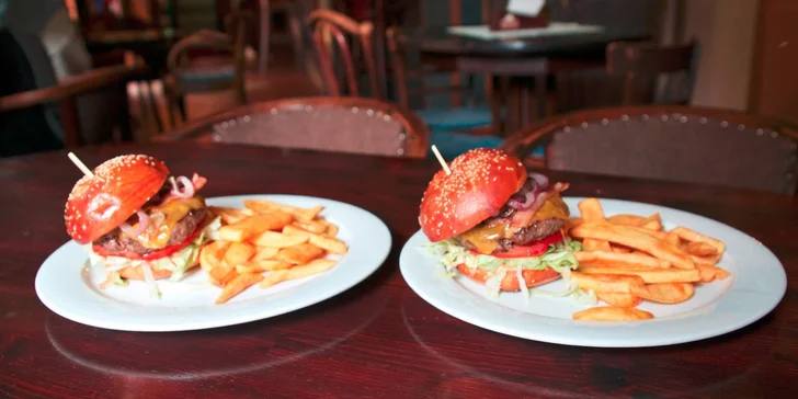Dva hovězí burger speciály s hranolkami