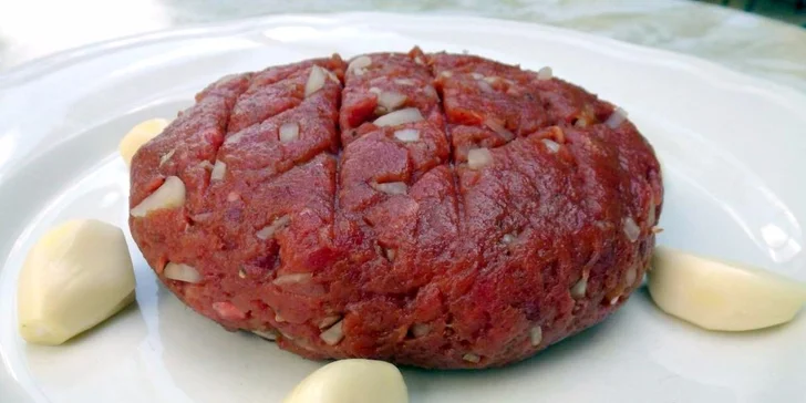 Poctivý 500gramový tataráček z pravé svíčkové a topinky
