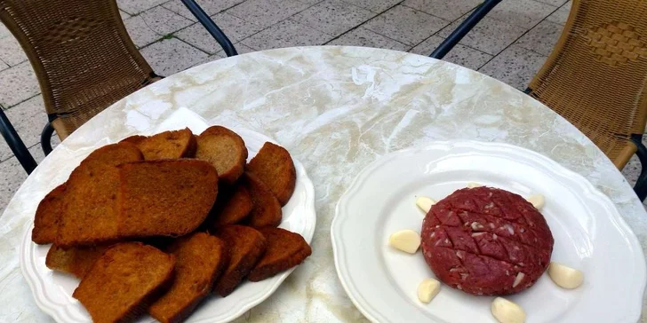 Poctivý 500gramový tataráček z pravé svíčkové a topinky