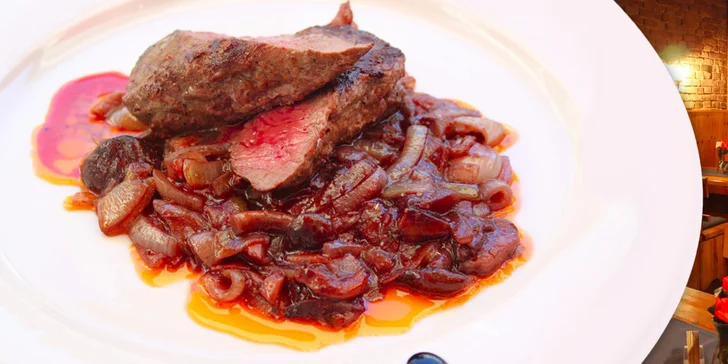 Hovězí steaky s houbovým ragú a hranolky pro dva jedlíky