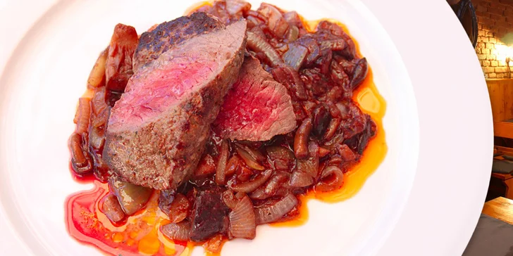 Hovězí steaky s houbovým ragú a hranolky pro dva jedlíky