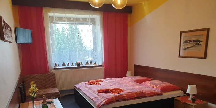 Pokoje jsou jednoduché a účelně zařízené.