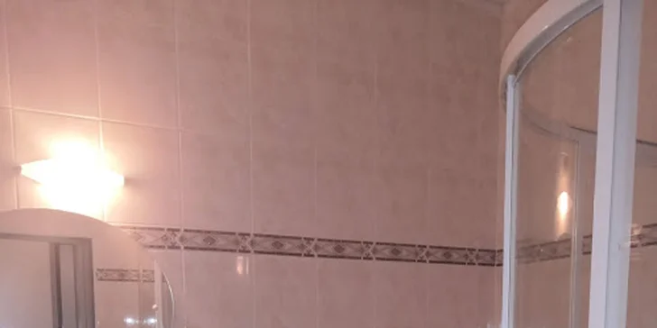 Ke každému pokoji patří i vlastní koupelna.