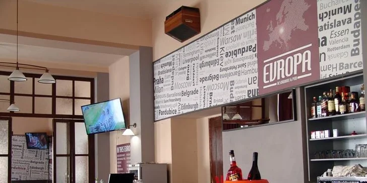 Kilo vepřových uzených žeber v pikantní marinádě, hořčice, křen a další pochutiny