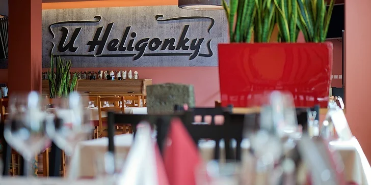 Dva výtečné flank steaky s grilovanou zeleninou a hranolky