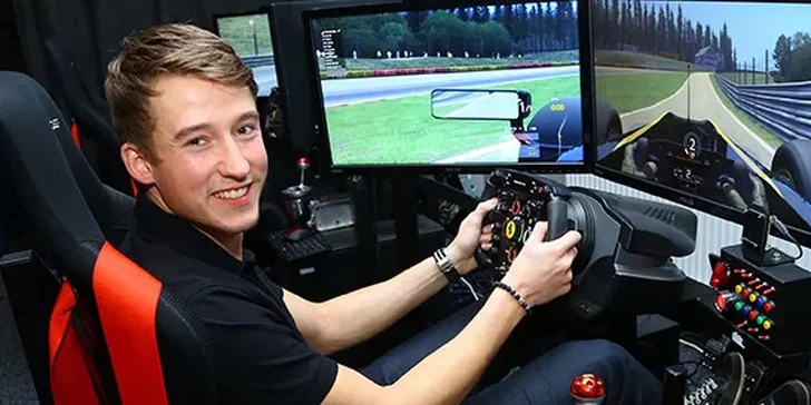 Závodní automobilový trenažér - adrenalin pro chlapy