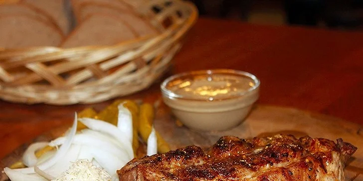 Šťavnatá krkovice z grilu s chlebem, křenem i hořčicí