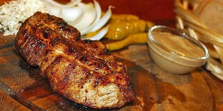 Poctivá krkovice z grilu s chlebem, křenem i hořčicí