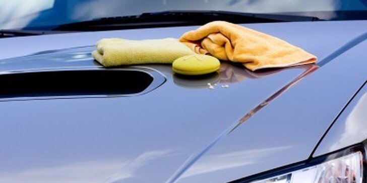 Důkladná péče pro vaše auto: čištění interiéru s tepováním a ručním mytím
