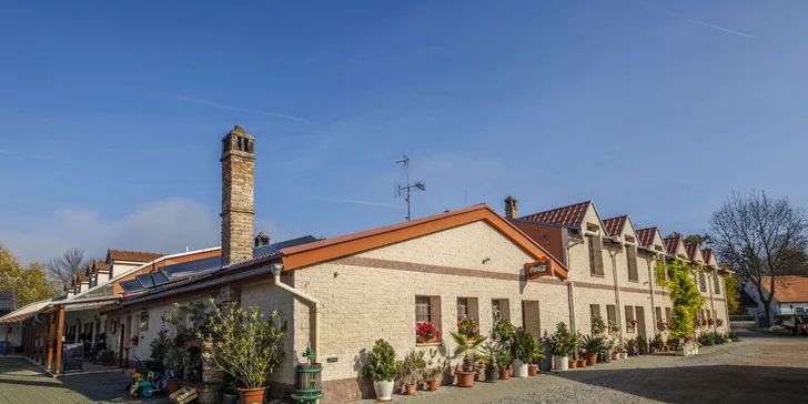 Parkovanie je za príplatok 20 Kč (cca 0,80 €)/noc.