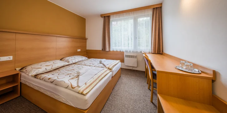 Ubytovaní budete v jednoduše zařízeném dvoulůžkovém pokoji s vlastním sociálním zařízením. 