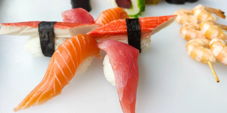 Set o 30 či 50 japonských pochoutkách si můžete vychutnat přímo na místě, dokonce tu mají i letní zahrádku. 