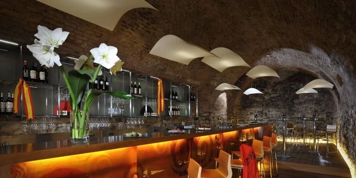 Aperol Spritz, víno nebo domácí limonáda a k tomu tapas nebo sýry