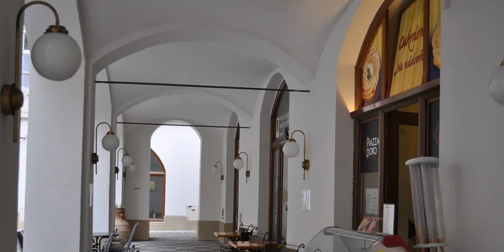 Větrník nebo věneček s kávou