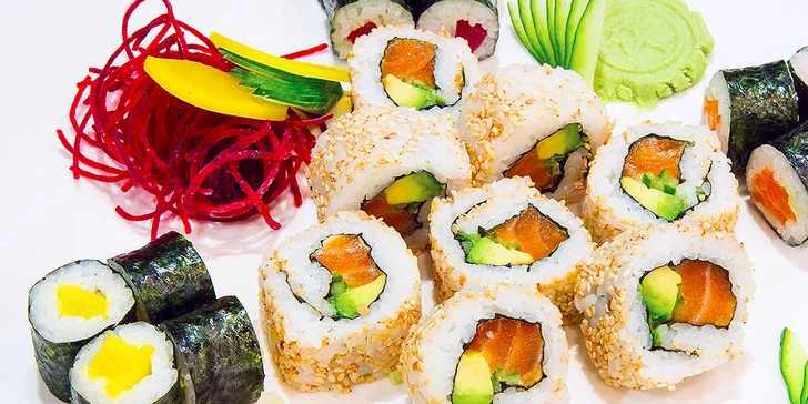 58 kousků sushi v menu pro dva v japonské restauraci Sasori