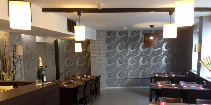 58 kousků sushi v menu pro dva v japonské restauraci Sasori