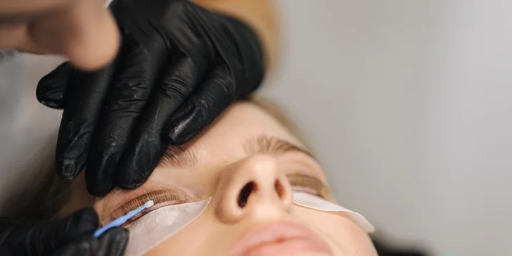 Lash Lift je extrémne účinná a šetrná procedúra, ktorá vyživí, posilní a opticky zahustí vaše mihalnice. Oko sa opticky zväčší a váš pohľad sa tak stane neodolateľným.