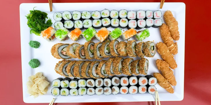 A dobrá zpráva pro všechny, kterým kručí v břiše? Hlad vás může přepadnout takřka kdykoliv – sushi tu totiž rolují každý den v týdnu. 