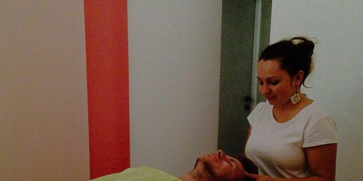 Rekondiční a uvolňující masáž zad a šíje v salonu Purity