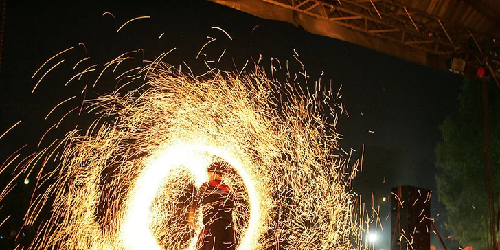 Vstupenky na oblíbený festival Okoř se šťávou! Open air fesťák nabitý zvučnými jmény – Olympic, Mandrage, Václav Neckář, Wohnout a další pecky.